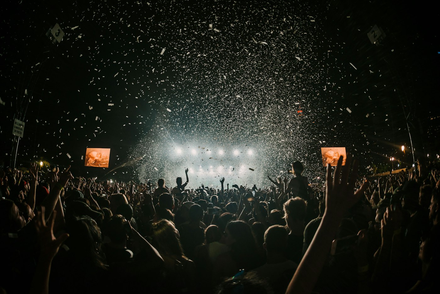 Confeti sobre el público en un festival